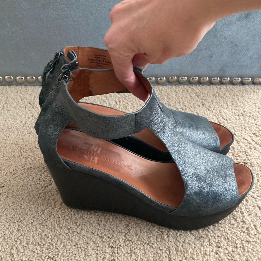 Gentle souls grey t strap wedges size 10